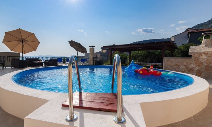 Veliko Brdo Apartment | Apartment NAVIS with outdoor pool and lovely sea views