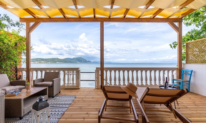 Agia Pelagia Chlomou Apartment | Apartment 'Nikos Seaside' with Sea View, Wi-Fi and Air Conditioning