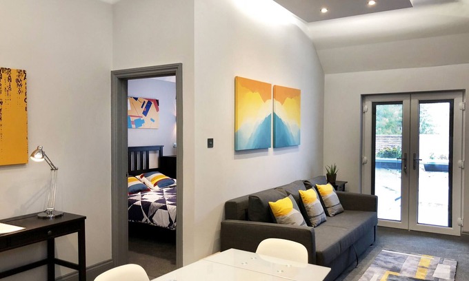 Beaconsfield Apartment | Apartment No. 2 WRS Beaconsfield New Town Central Easy walk to NFTS & Station