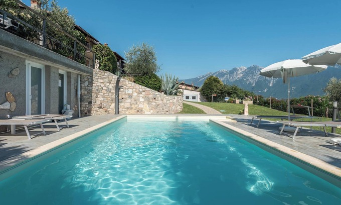 Oldesio Apartment | Apartment "Nonna Fina" with Lake & Mountain View, Shared Pool & Wi-Fi