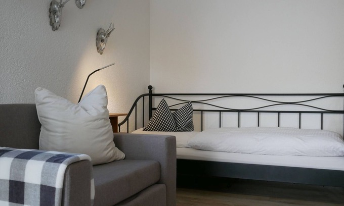 Hohenhaslach Apartment | Apartment 'Nr3' with Shared Terrace, Shared Garden and Wi-Fi