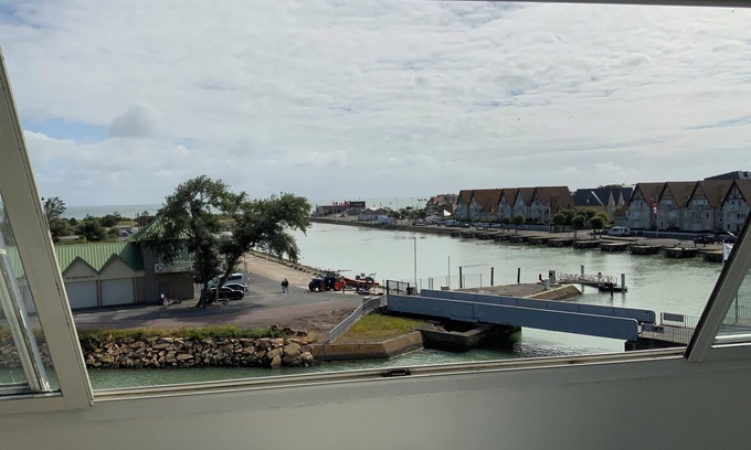 Courseulles-sur-Mer Apartment | Apartment on the port and 300 m from the beach