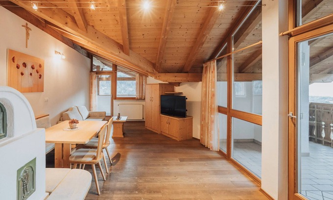 Rifiano Apartment | Apartment 'Oberegghof Hahnenkamm' with Mountain View and Wi-Fi