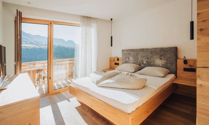 Rifiano Apartment | Apartment Oberegghof Ifinger with Mountain View and Wi-Fi