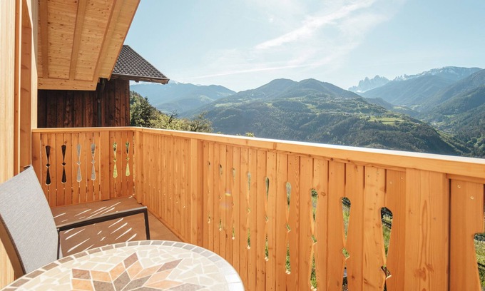 Velturno Apartment | Apartment 'Oberhemberger Hof Oanser' with Mountain View, Shared Terrace and Wi-Fi