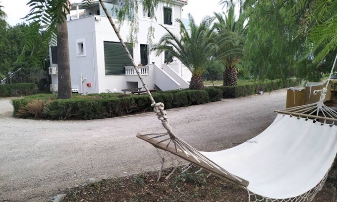 Kontsika Apartment | Apartment of 70 sq.m next to the sea with private car & boat parking in Galaxidi