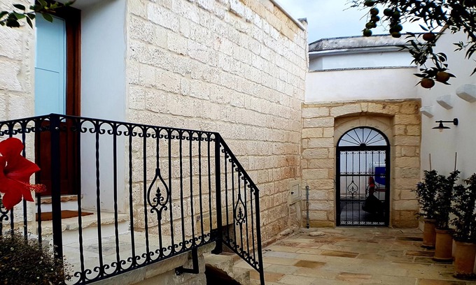 Giuggianello Apartment | Apartment 'Oikia Giuggianello Le Bey Fausta' in Puglia with Wi-Fi and Shared Garden