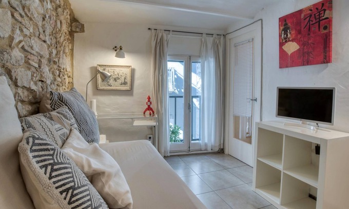 Barri Vell Apartment | Apartment “Old Side Girona two” with Fast Wi-Fi & A/C