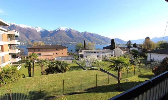 Minusio Apartment | Apartment on the 1st floor of an apartment building in a sunny and central location
