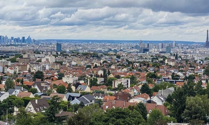 Clamart Apartment | Apartment overlooking the Eiffel Tower