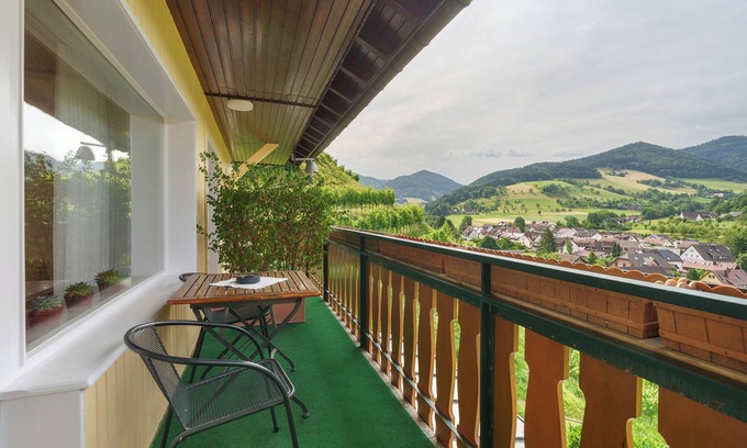 Glottertal Apartment | Apartment 'Panoramazimmer 11' with Mountain View, Shared Terrace and Wi-Fi