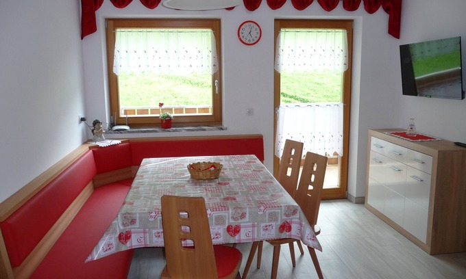 Martello Apartment | Apartment 'Pirchahof Alpenglühn' with Mountain View, Shared Terrace and Wi-Fi
