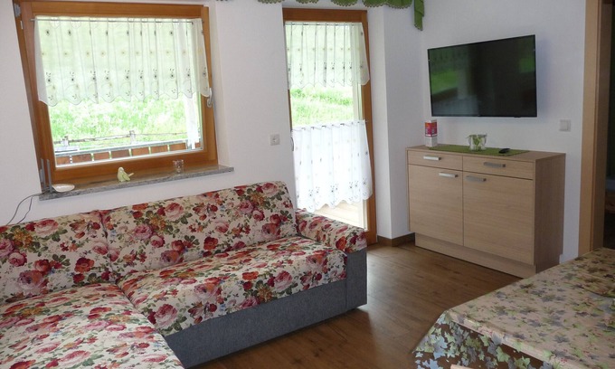 Martello Apartment | Apartment 'Pirchahof Waldruhe' with Mountain View, Shared Terrace and Wi-Fi