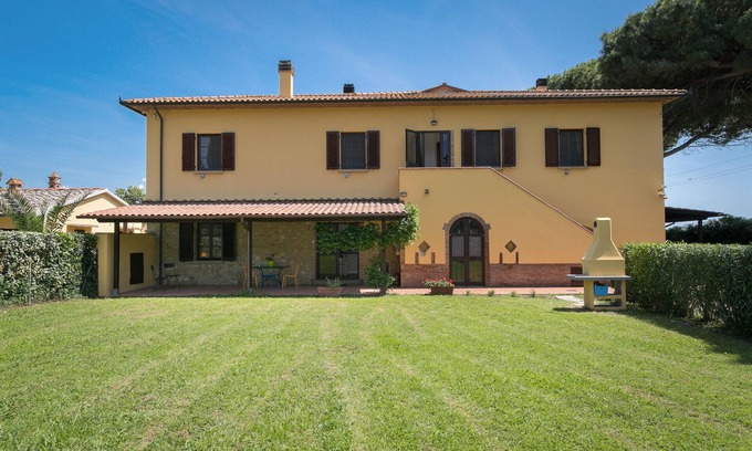 Cecina House | Apartment 'Podere Nuti - 2 Beloro' with Shared Pool, Shared Garden and Wi-Fi