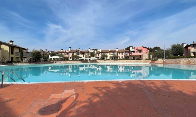 Manerba del Garda Apartment | Apartment 'Poggio Al Sole' with Shared Pool, Wi-Fi and Air Conditioning