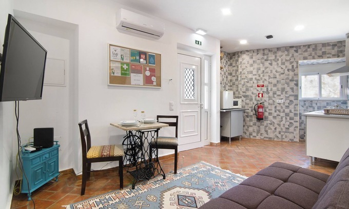 Sao Bras de Alportel Apartment | Apartment 'Casa Da Vila Nº 6' with Wi-Fi and Air Conditioning