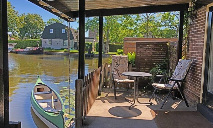 Broek op Langedijk Apartment | Apartment, right on the water. With a beautiful view of the canals and fields of the "kingdom of 1000 islands".