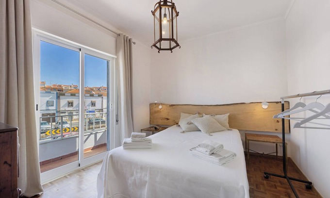 Ferragudo Apartment | Apartment 'Regato' with Private Terrace, Balcony and Wi-Fi