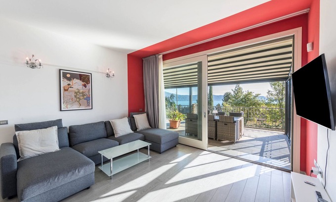 Pulciano Apartment | Apartment 'Residence Virgilio Red' with Lake View, Wi-Fi and Air Conditioning