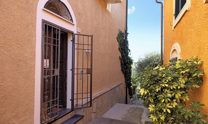 Campochiesa Apartment | Apartment "Residenza Stoechas White" with Wi-Fi, Garden & Terrace