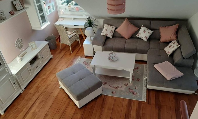Johannisberg Apartment | Apartment 'Rheingauer Rosengasse' with Balcony and Wi-Fi