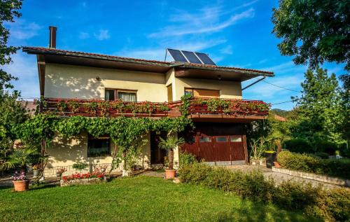 Postojna Apartment | Apartment & rooms Grmek