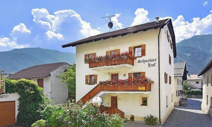 Laces Apartment | Apartment "Schnalserhof Gravensteiner" with Mountain View, Shared Terrace & Wi-Fi