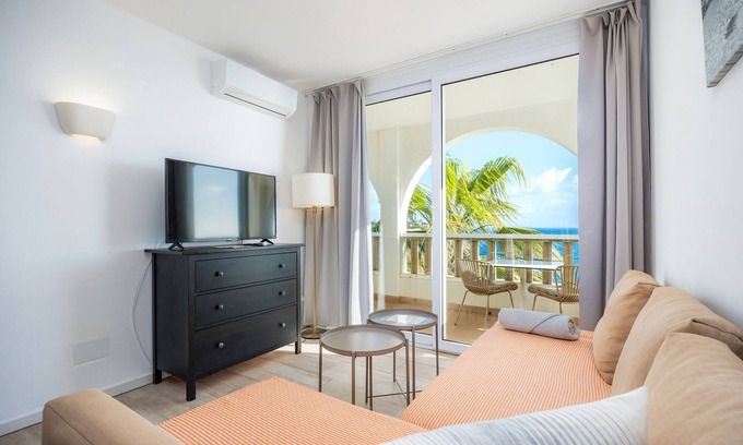Portocolom Apartment | Apartment 'Sea View Room 205' with Shared Pool, Wi-Fi and Air Conditioning