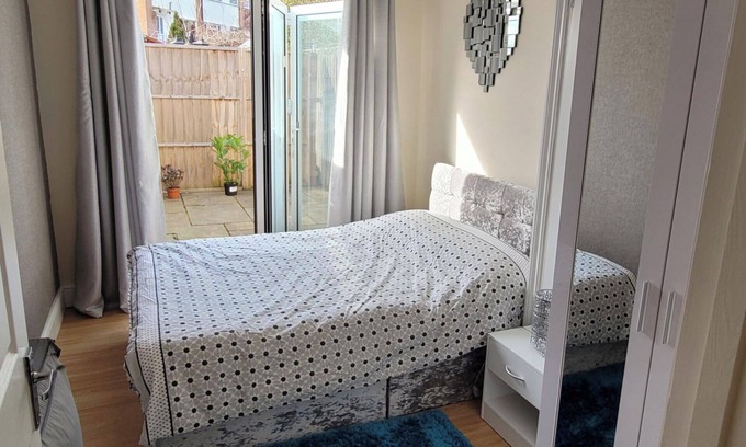Reading House | Apartment - Sleeps 2 - Parking - Wi-Fi