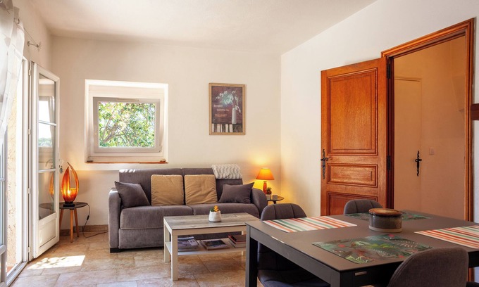 Cassis Apartment | Apartment 'Somptueux Avec Jardin' with Sea View, Wi-Fi and Air Conditioning
