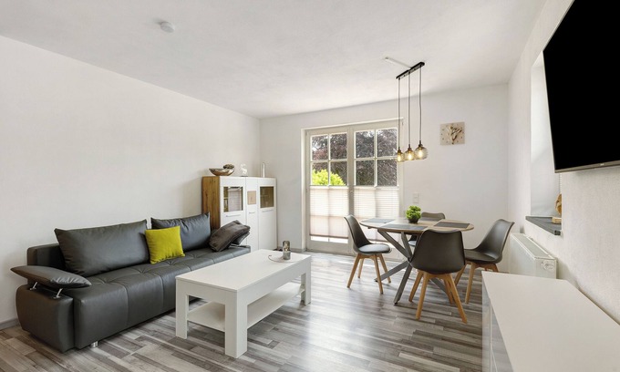 Gleidorf Apartment | Apartment 'Sonnenhügel' with Balcony and Wi-Fi