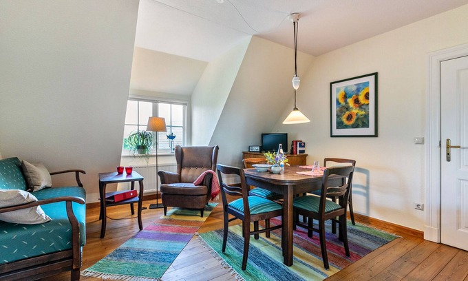 Norddeich Apartment | Apartment 'Sonnenzimmer' with Shared Garden and Wi-Fi