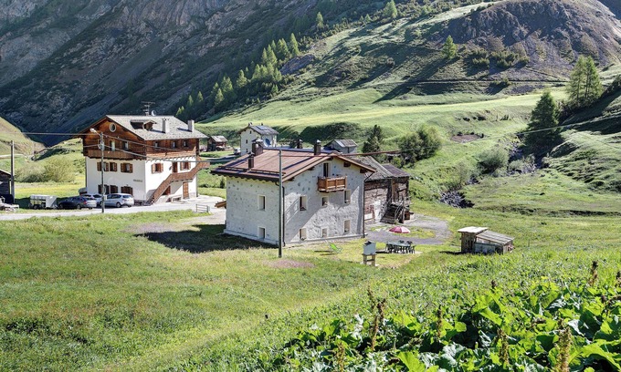 Trepalle Apartment | Apartment 'Stefan Trepalle' with Mountain View, Shared Garden and Wi-Fi
