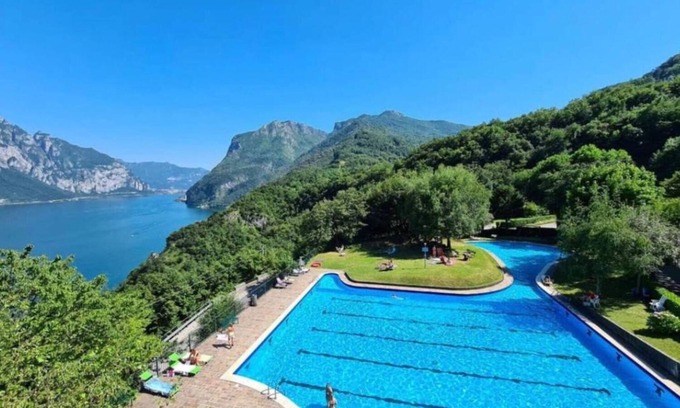 Valbrona Apartment | Apartment 'Stella On Lake Como' with Lake View, Wi-Fi and Air Conditioning