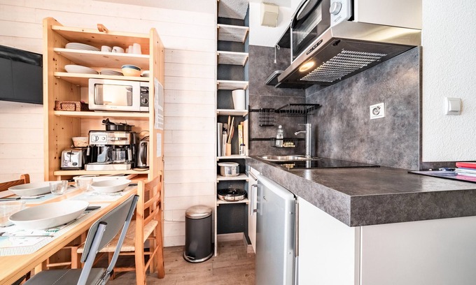 Bernex Apartment | Apartment 'Studio Pied Des Pistes - Bernex' with Mountain View and Balcony