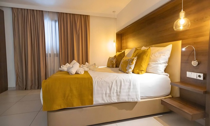 Cala Agulla Apartment | Apartment 'Suite 2' in a Hotel with Shared Pool, Wi-Fi and Air Conditioning