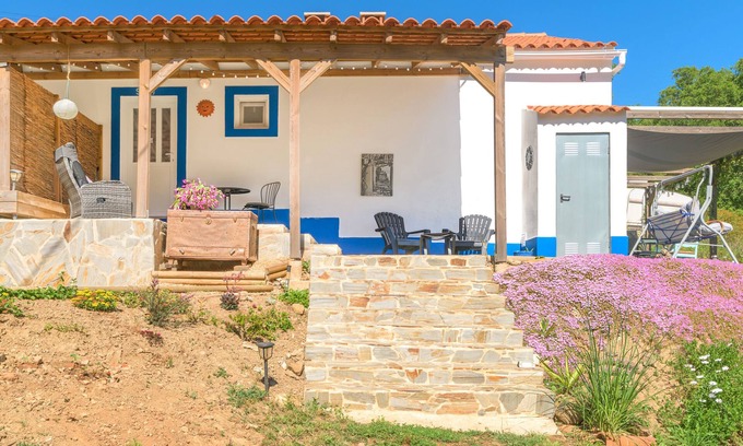 Reliquias Apartment | Apartment 'Sunny' with Mountain View, Shared Pool and Wi-Fi