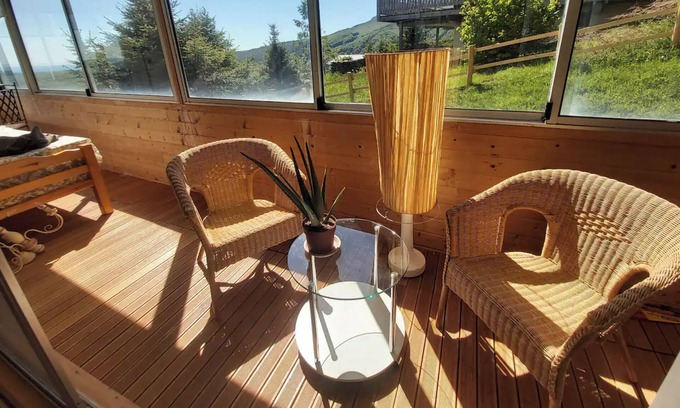 Besse-et-Saint-Anastaise Apartment | Apartment 'Superbe Appartement Avec Loggia' with Mountain View, Private Terrace and Wi-Fi