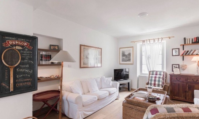 Cavaion Veronese Apartment | Apartment 'Tenuta Naiano Leonardo' with Shared Garden, Wi-Fi and Air Conditioning