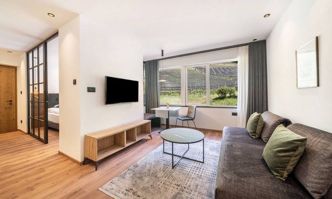 Terlano Apartment | Apartment 'Thanhammer Kreuth' with Mountain View, Shared Terrace and Pool