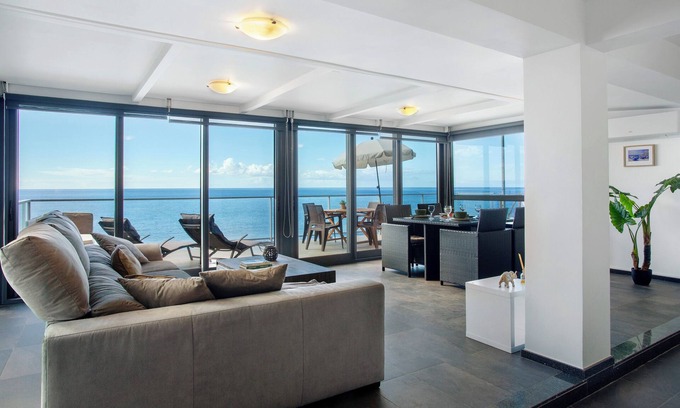Jardim do Mar Apartment | Apartment 'The Wave House - Seaside Haven' with Sea View, Wi-Fi and Air Conditioning
