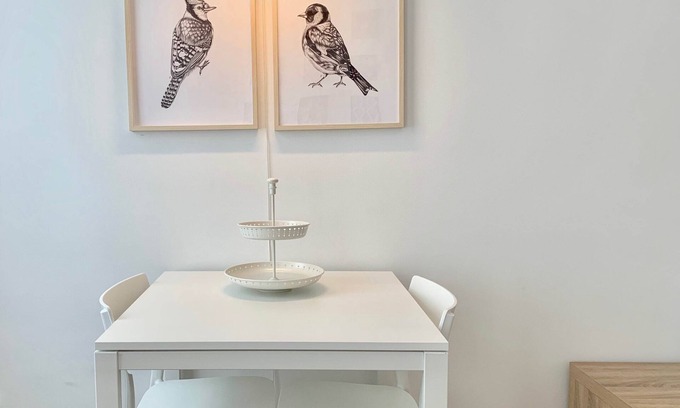Neulerchenfeld Apartment | Apartment Top 21 mit Doppelbett im Wohnraum