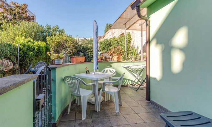 Empoli Apartment | Apartment 'Un Angolo Nel Verde A Empoli' with Shared Terrace, Wi-Fi and Air Conditioning