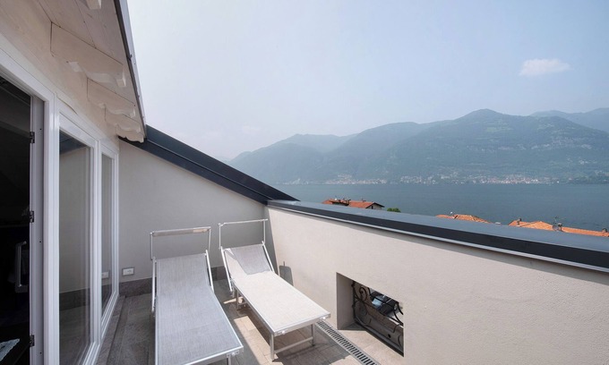 Lezzeno Apartment | Apartment 'White Suite - Jacuzzi' with Lake View, Shared Pool and Wi-Fi