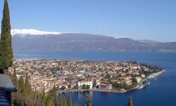 Toscolano Maderno Apartment | Apartment with garden near the beach in Toscolano Maderno Lake Garda