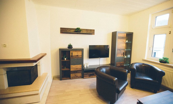 Schwarza Apartment | Apartment with 2 bedrooms, living room, bathtub, kitchen, wifi, Netflix, 1st fl