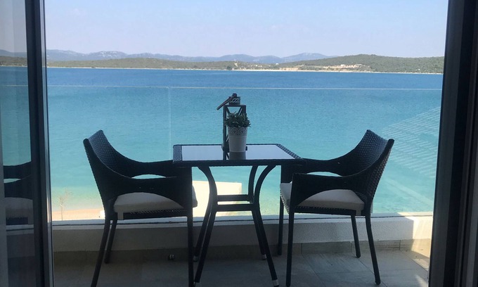 Susica Apartment | Apartment with a beautiful lake view - right on the sea -
