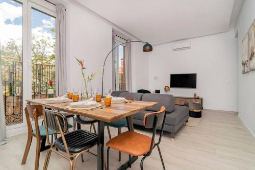 Barrio de La Latina Apartment | Apartment with Balconies in La Latina by Batuecas