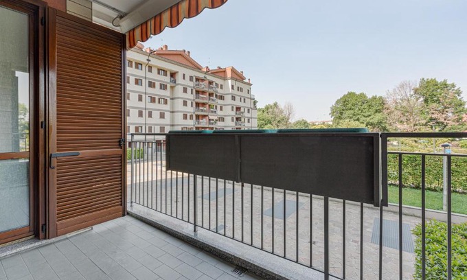Bruzzano Apartment | Apartment with Balcony nearby M3 Subway Yellow Line