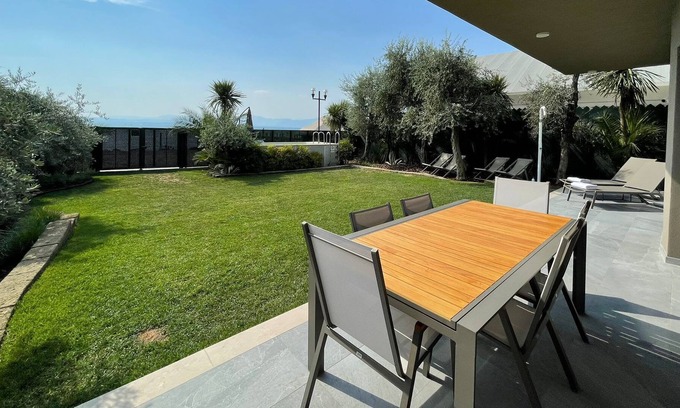 Cisano Apartment | Apartment with direct access to the lake. Garden and private pool!